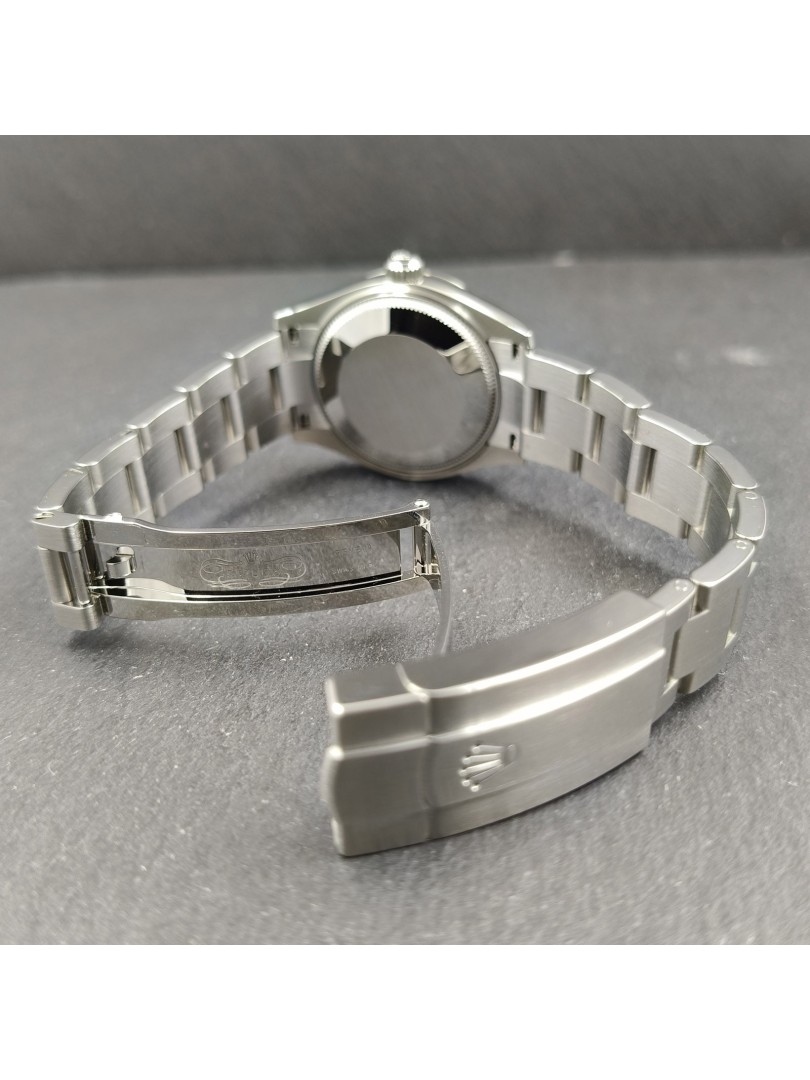 Medium Oyster without date